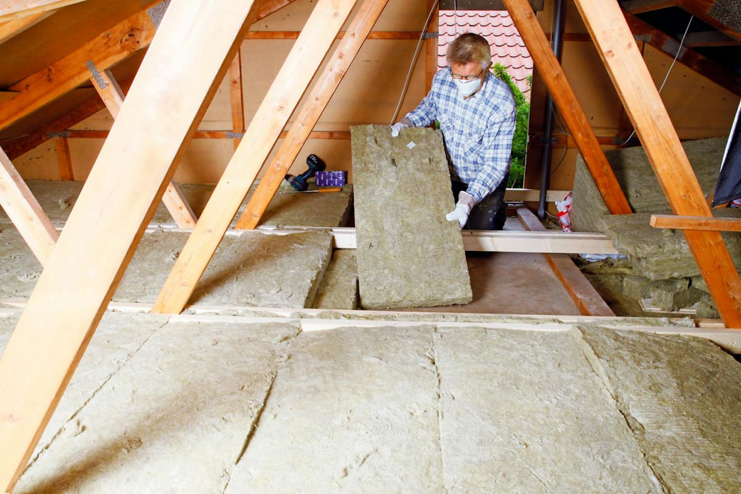 Hvordan skal jeg lægge isoleringsbatts på loftet? Hvordan skal jeg lægge isoleringsbatts på loftet?